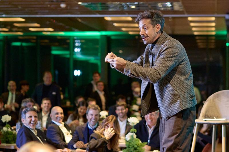 Agustín “Rada” Aristarán acompañó el evento con una propuesta que combinó humor, reflexión e interacción con empresarios, referentes del mercado de capitales y clientes invitados.